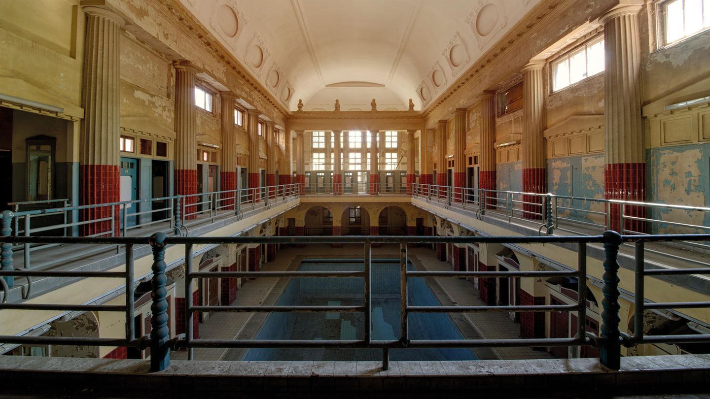 Das Wasser wurde schon vor Jahrzehnten aus dem Becken abgelassen: die ehemalige Frauenschwimmhalle eines Stadtbades.