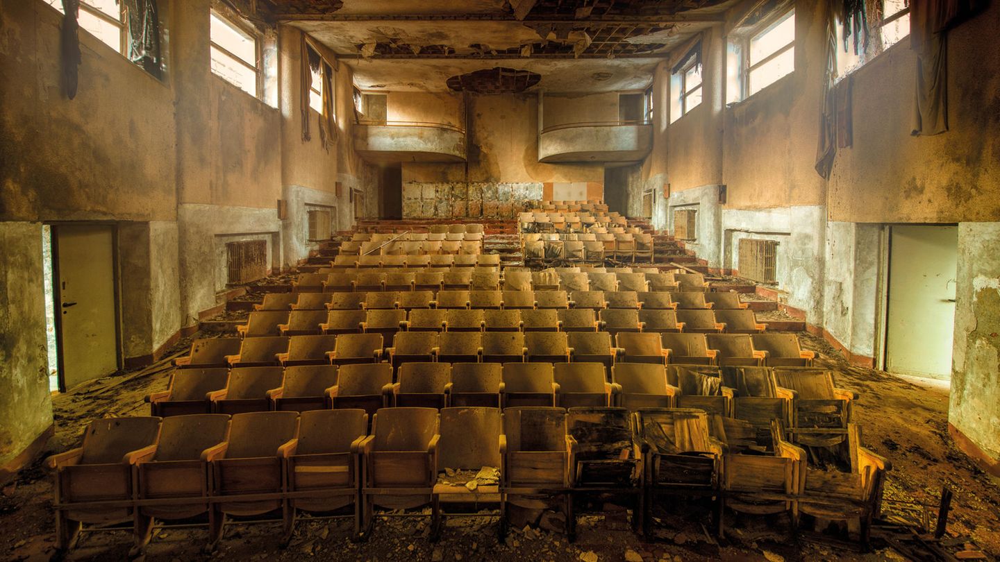 Dieser Theatersaal gehört zu einem ehemaligen Sanatorium in den Alpen.