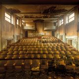 Dieser Theatersaal gehört zu einem ehemaligen Sanatorium in den Alpen.