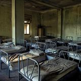 Schlafsaal eines ehemaligen Kinderheims in den Bergen: Über 50 Jahre lange schlummerte das Gebäude im Dornröschenschlaf, bis es wiederentdeckt – und innerhalb eines Jahres zerstört wurde.