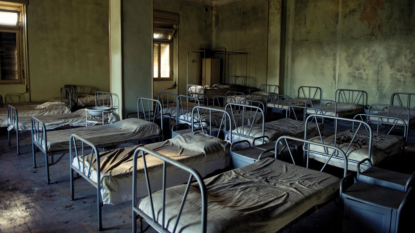 Schlafsaal eines ehemaligen Kinderheims in den Bergen: Über 50 Jahre lange schlummerte das Gebäude im Dornröschenschlaf, bis es wiederentdeckt – und innerhalb eines Jahres zerstört wurde.
