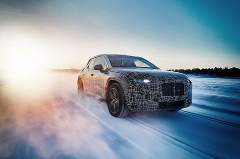 BMW iX im Schnee