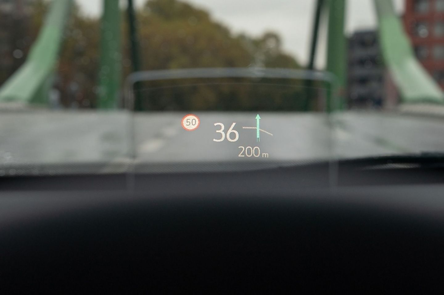 Das Head-up Display hat einen ausfahrbaren Bildschirm, erfüllt aber seinen Zweck, indem es die wichtigsten Informationen anzeigt Das Head-up Display hat einen ausfahrbaren Bildschirm, erfüllt aber seinen Zweck, indem es die wichtigsten Informationen anzeigt