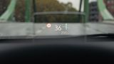 Das Head-up Display hat einen ausfahrbaren Bildschirm, erfüllt aber seinen Zweck, indem es die wichtigsten Informationen anzeigt