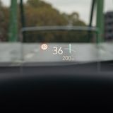 Das Head-up Display hat einen ausfahrbaren Bildschirm, erfüllt aber seinen Zweck, indem es die wichtigsten Informationen anzeigt