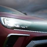 Auf Wunsch gibt es beim Crossland LED-Scheinwerfer mit Abbiegelicht, Fernlichtassistent und automatischer Leuchtweitenregulierun