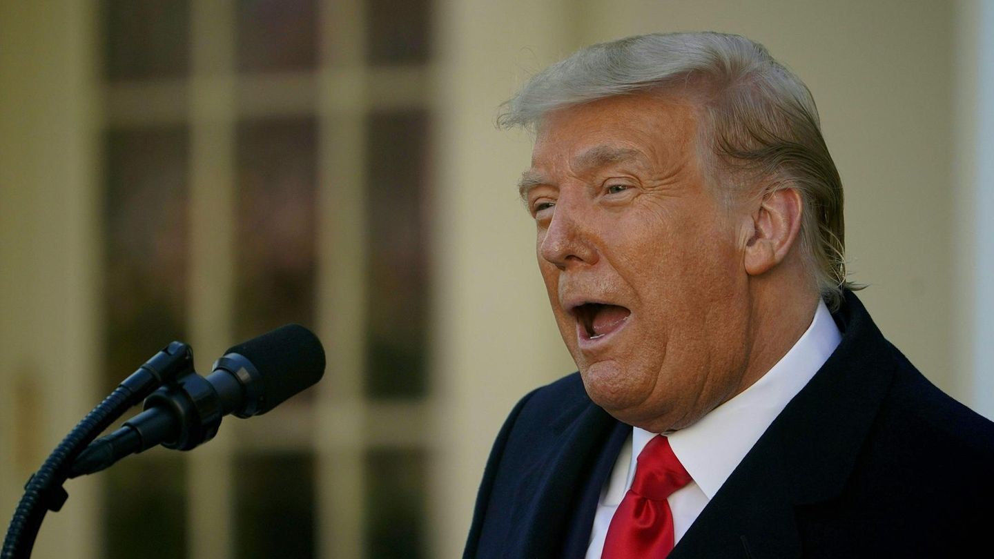 Donald Trump feiert den Dow Jones am Rednerpult