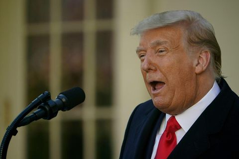 Donald Trump feiert den Dow Jones am Rednerpult