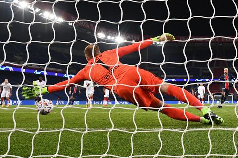 Hinter dem Tor: Leipzigs Torwart Gulasci wirft sich nach einem Elfmeterball von Neymar