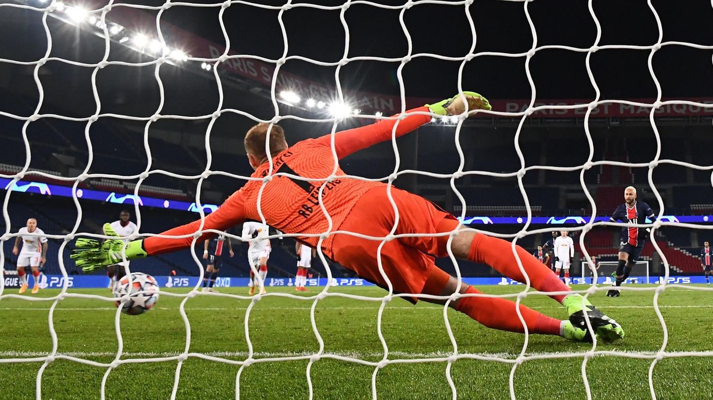 Hinter dem Tor: Leipzigs Torwart Gulasci wirft sich nach einem Elfmeterball von Neymar
