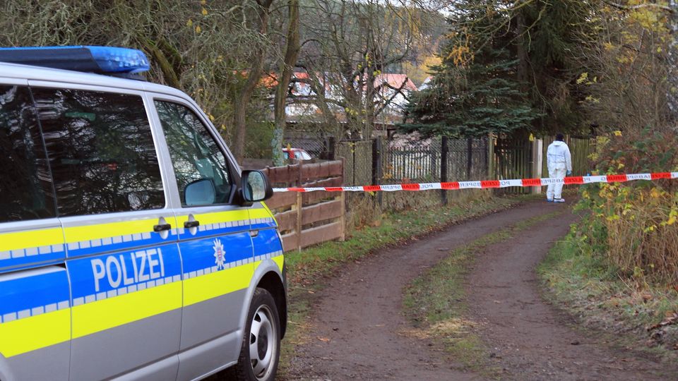 Die Polizei und Spezialisten des Landeskriminalamtes untersuchen einen Tatort im thüringischen Geraberg.