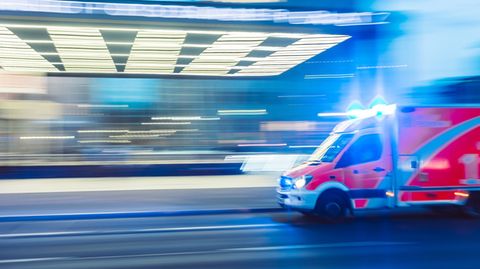 Ein Krankenwagen fährt über eine Straße.