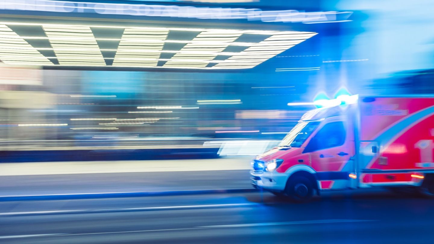 Ein Krankenwagen fährt über eine Straße.