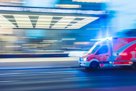 Ein Krankenwagen fährt über eine Straße.