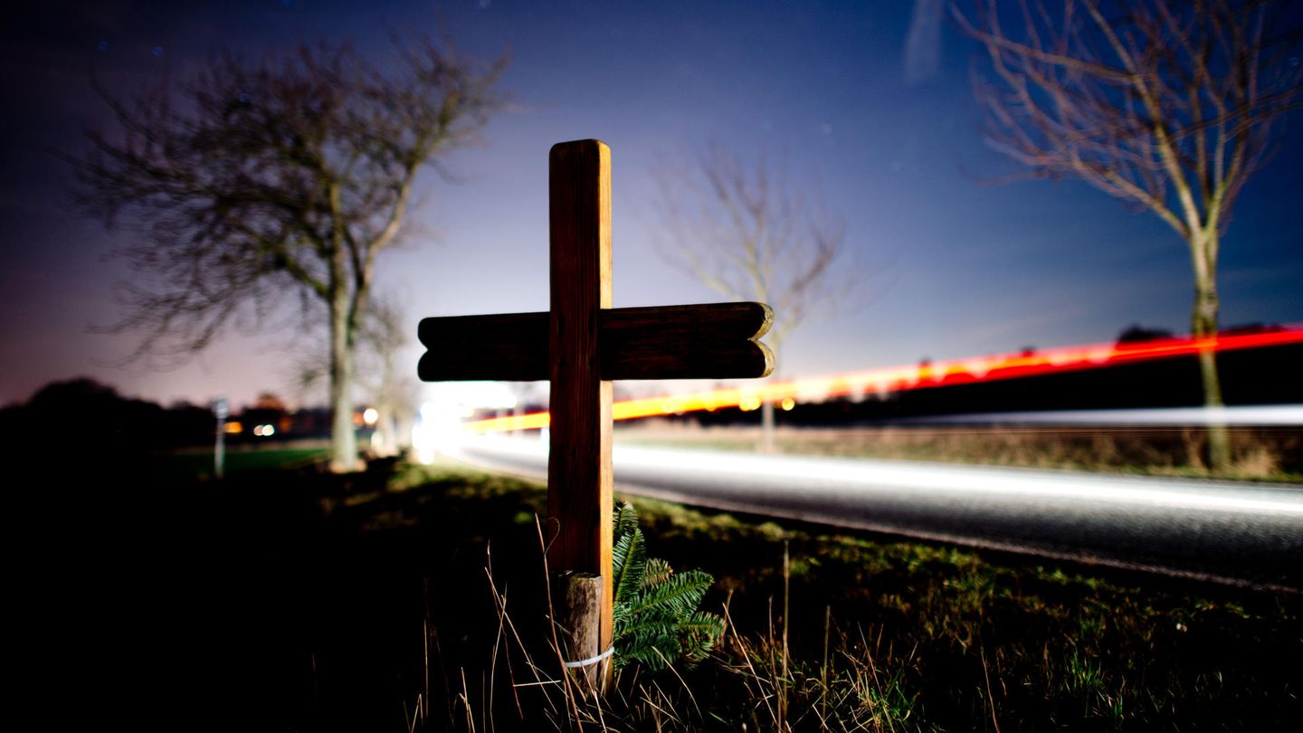 Das Kreuz an einer Landstraße in Niedersachsen erinnert an einen Verkehrstoten