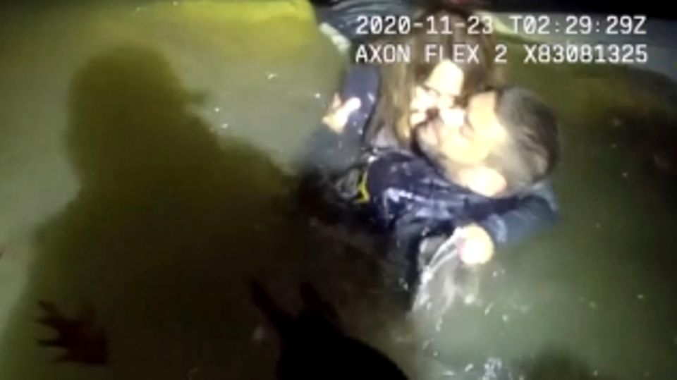 Frau versinkt mit Auto im Fluss – Polizisten sind rechtzeitig zur Stelle Frau versinkt mit Auto im Fluss – Polizisten sind rechtzeitig zur Stelle