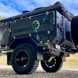 Große Reifen und kurze Überhänge zeigen, dass der Hänger jede Böschung hochkommt.