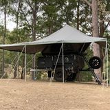 Um den Hänger lässt sich ein großes Lagerzelt aufbauen.