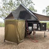 Das Duschzelt wirkt funktional - aber nicht wohnlich.