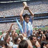 Sein größter Triumph: 1986 wird Maradona mit Argentinien Weltmeister. Im Finale in Mexiko-City schlugen die Südamerikaner die deutsche Elf mit 3:2. Maradona erzielte kein Tor, spielte aber den entscheidenden Pass zum Siegtreffer durch Burruchaga.