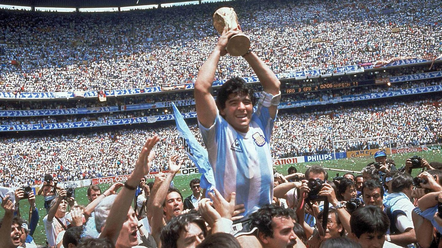 Auf dem Fußball-Olymp angekommen: 1986 wird Maradona mit Argentinien Weltmeister. Im Finale in Mexiko-City schlugen die Südamerikaner die deutsche Elf mit 3:2. Maradona erzielte kein Tor, spielte aber den entscheidenden Pass zum Siegtreffer durch Burruchaga