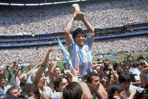 Sein größter Triumph: 1986 wird Maradona mit Argentinien Weltmeister. Im Finale in Mexiko-City schlugen die Südamerikaner die deutsche Elf mit 3:2. Maradona erzielte kein Tor, spielte aber den entscheidenden Pass zum Siegtreffer durch Burruchaga.