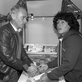 .. der frühere Bayern-Coach Udo Lattek. Die beiden sollen kein gutes Verhältnis gehabt haben. Lattek vermutete später, dass er wegen Maradona seinen Job beim FC Barcelona verlor.
