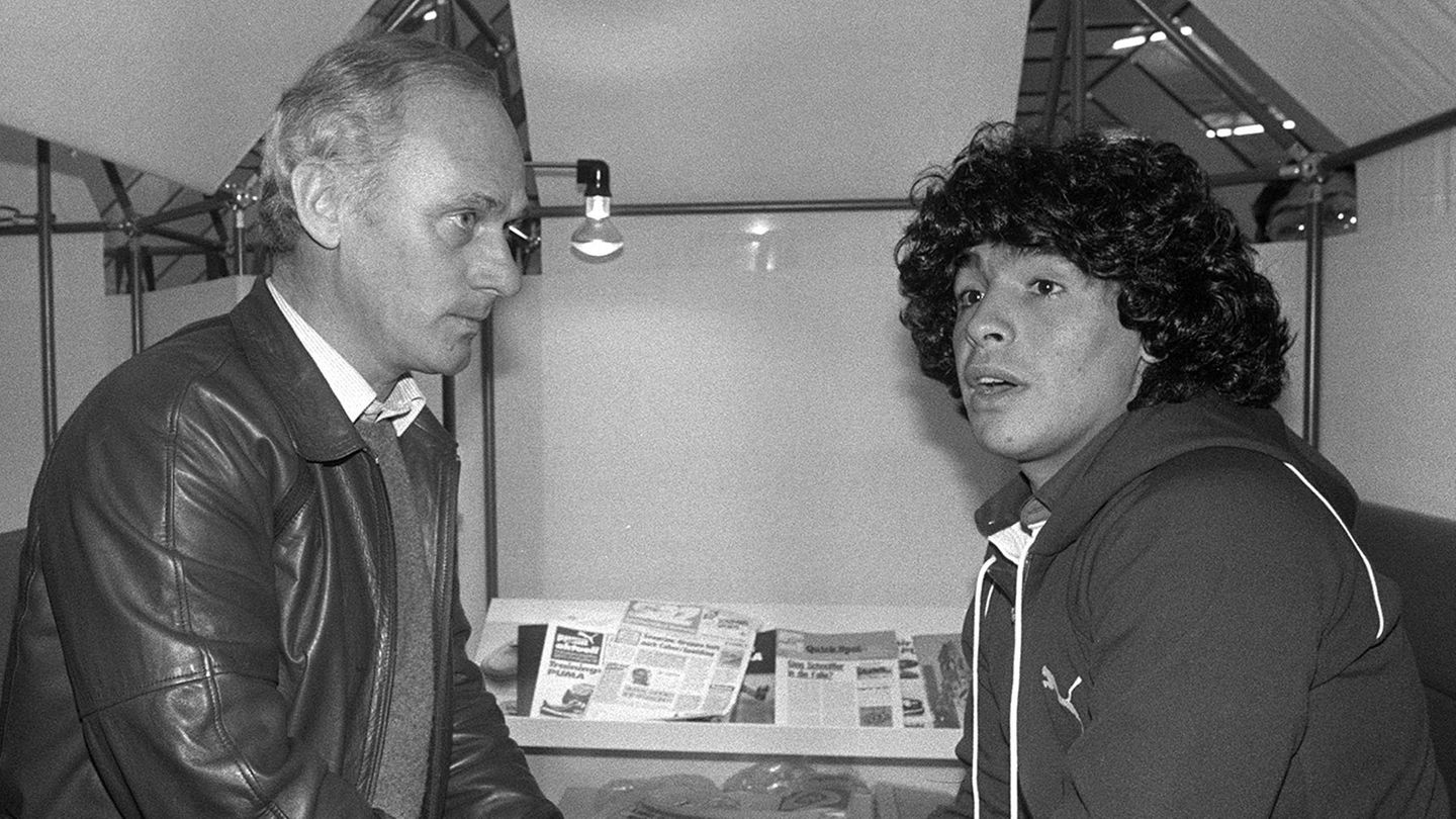 .. der frühere Bayern-Coach Udo Lattek. Die beiden sollen kein gutes Verhältnis gehabt haben. Lattek vermutete später, dass er wegen Maradona seinen Job beim FC Barcelona verlor