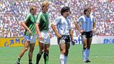 Das Finale 1986 im Aztekenstadion in Mexiko-City: Maradona führt die Argentinier trotz so beinharter Gegenspieler wie Karl-Heinz-Förster und Hans-Peter Briegel (l.) zum großen Triumph.