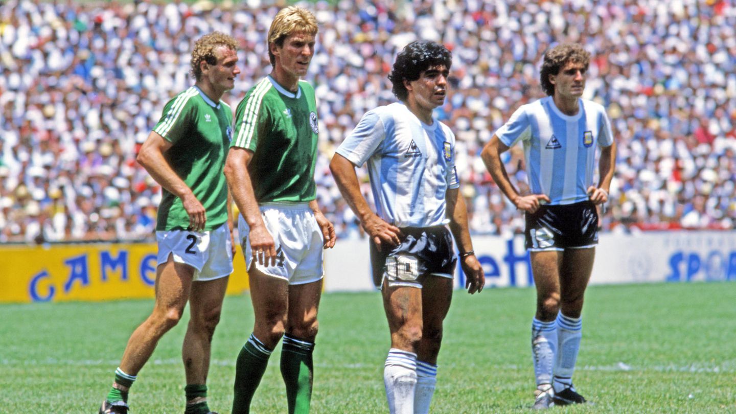 Das Finale 1986 im Aztekenstadion in Mexiko-City: Maradona führt die Argentinier trotz so beinharter Gegenspieler wie Karl-Heinz-Förster und Hans-Peter Briegel (l.) zum großen Triumph