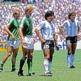 Das Finale 1986 im Aztekenstadion in Mexiko-City: Maradona führt die Argentinier trotz so beinharter Gegenspieler wie Karl-Heinz-Förster und Hans-Peter Briegel (l.) zum großen Triumph.