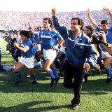 Seine größte Zeit: Von 1984 bis 1991 spielt er beim SSC Neapel und macht aus einer mittelmäßigen Mannschaft ein Spitzenteam. Zweimal gewinnt Maradona mit den Neapolitanern die italienische Meisterschaft. Unser Bild zeigt den Meisterjubel 1987. Bis heute verehren sie den Argentinier dort wie einen Heiligen.