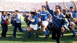 Seine größte Zeit: Von 1984 bis 1991 spielt er beim SSC Neapel und macht aus einer mittelmäßigen Mannschaft ein Spitzenteam. Zweimal gewinnt Maradona mit den Neapolitanern die italienische Meisterschaft. Unser Bild zeigt den Meisterjubel 1987. Bis heute verehren sie den Argentinier dort wie einen Heiligen.