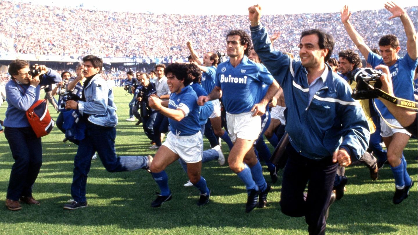 Seine größte Zeit: Von 1984 bis 1991 spielt er beim SSC Neapel und macht aus einer mittelmäßigen Mannschaft ein Spitzenteam. Zweimal gewinnt Maradona mit den Neapolitanern die italienische Meisterschaft. Unser Bild zeigt den Meisterjubel 1987. Bis heute verehren sie den Argentinier dort wie einen Heiligen