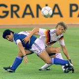 Auch 1990 trifft Maradona im WM-Finale auf die Deutschen, diesmal allerdings mit einem Gegenspieler namens Guido Buchwald. Der macht vermutlich das beste Spiel seines Lebens gegen den argentinischen Superstar. Diesmal gewinnen die Deutschen durch den verwandelten Elfmeter von Andreas Brehme und werden Weltmeister. Buchwald erhält danach den Spitznamen "Diego"