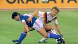 Auch 1990 trifft Maradona im WM-Finale auf die Deutschen, diesmal allerdings mit einem Gegenspieler namens Guido Buchwald. Der macht vermutlich das beste Spiel seines Lebens gegen den argentinischen Superstar. Diesmal gewinnen die Deutschen durch den verwandelten Elfmeter von Andreas Brehme und werden Weltmeister. Buchwald erhält danach den Spitznamen "Diego".