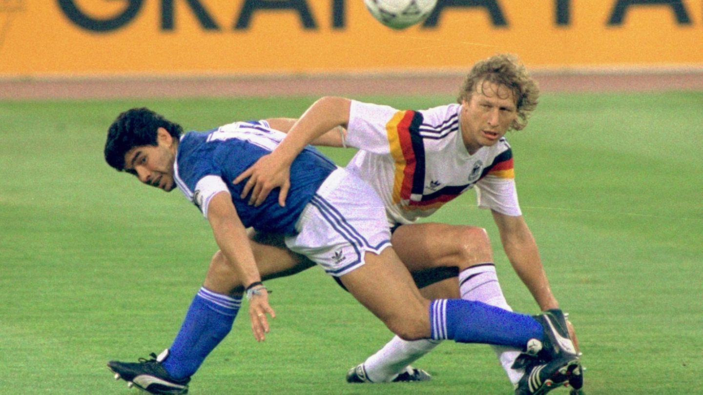 Auch 1990 trifft Maradona im WM-Finale auf die Deutschen, diesmal allerdings mit einem Gegenspieler namens Guido Buchwald. Der macht vermutlich das beste Spiel seines Lebens gegen den argentinischen Superstar. Diesmal gewinnen die Deutschen durch den verwandelten Elfmeter von Andreas Brehme und werden Weltmeister. Buchwald erhält danach den Spitznamen "Diego"