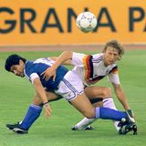 Auch 1990 trifft Maradona im WM-Finale auf die Deutschen, diesmal allerdings mit einem Gegenspieler namens Guido Buchwald. Der macht vermutlich das beste Spiel seines Lebens gegen den argentinischen Superstar. Diesmal gewinnen die Deutschen durch den verwandelten Elfmeter von Andreas Brehme und werden Weltmeister. Buchwald erhält danach den Spitznamen "Diego".