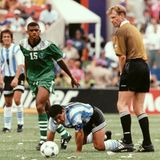 Dier WM 1994 in den USA ist der Anfang vom Ende des aktiven Fußballers Diego Maradona. Noch während der Vorrunde wird er des Dopings überführt und erhält eine 15-monatige Sperre