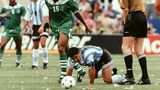 Dier WM 1994 in den USA ist der Anfang vom Ende des aktiven Fußballers Diego Maradona. Noch während der Vorrunde wird er des Dopings überführt und erhält eine 15-monatige Sperre.
