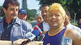 Es folgt der Absturz: Maradona ist schwer kokainsüchtig, fettleibig und führt ein ausschweifendes Leben. In Havana auf Kuba versucht er eine Entziehungskur.