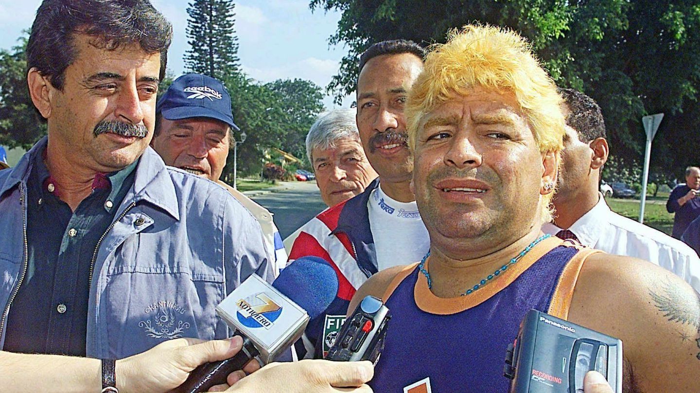 Es folgt der Absturz: Maradona ist schwer kokainsüchtig, fettleibig und führt ein ausschweifendes Leben. In Havana auf Kuba versucht er eine Entziehungskur