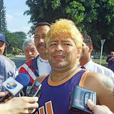 Es folgt der Absturz: Maradona ist schwer kokainsüchtig, fettleibig und führt ein ausschweifendes Leben. In Havana auf Kuba versucht er eine Entziehungskur.