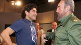 Kuba ist immer ein Fluchtpunkt für Maradona. Er verehrt Diktator Fidel Castro zeit seines Lebens. Hier ist er im Jahr 2005 zu sehen. Maradona hat sich erfolgreich den Magen verkleinern lassen und ist wieder rank und schlank.