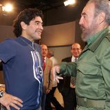 Kuba ist immer ein Fluchtpunkt für Maradona. Er verehrt Diktator Fidel Castro zeit seines Lebens. Hier ist er im Jahr 2005 zu sehen. Maradona hat sich erfolgreich den Magen verkleinern lassen und ist wieder rank und schlank