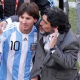 Zwei Fußballgötter: Maradona wird 2008 Nationaltrainer in Argentinien und schafft die Qualifikation zur WM in Südafrika zwei Jahre später. Erfolgreich ist er trotz des neuen Wunderkindes Lionel Messi nicht. Im Viertelfinale fliegen die Argentinier gegen die Deutschen raus – mit einer 0:4-Klatsche