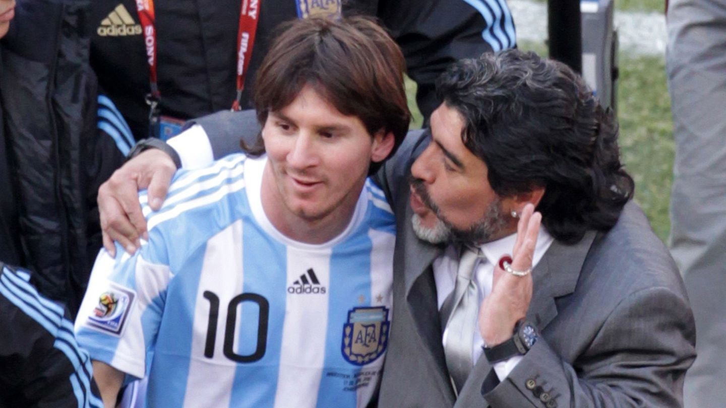 Zwei Fußballgötter: Maradona wird 2008 Nationaltrainer in Argentinien und schafft die Qualifikation zur WM in Südafrika zwei Jahre später. Erfolgreich ist er trotz des neuen Wunderkindes Lionel Messi nicht. Im Viertelfinale fliegen die Argentinier gegen die Deutschen raus – mit einer 0:4-Klatsche