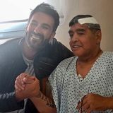 Eines der letzten Bilder des Fußballgottes: Maradona muss wegen eines Gerinnsels im Gehirn operiert werden. Er verlässt das Krankenhaus noch einmal, erldeidet aber in seinem Haus einen Herzinfarkt, den er nicht überlebt. Er wird 60 Jahre alt. 