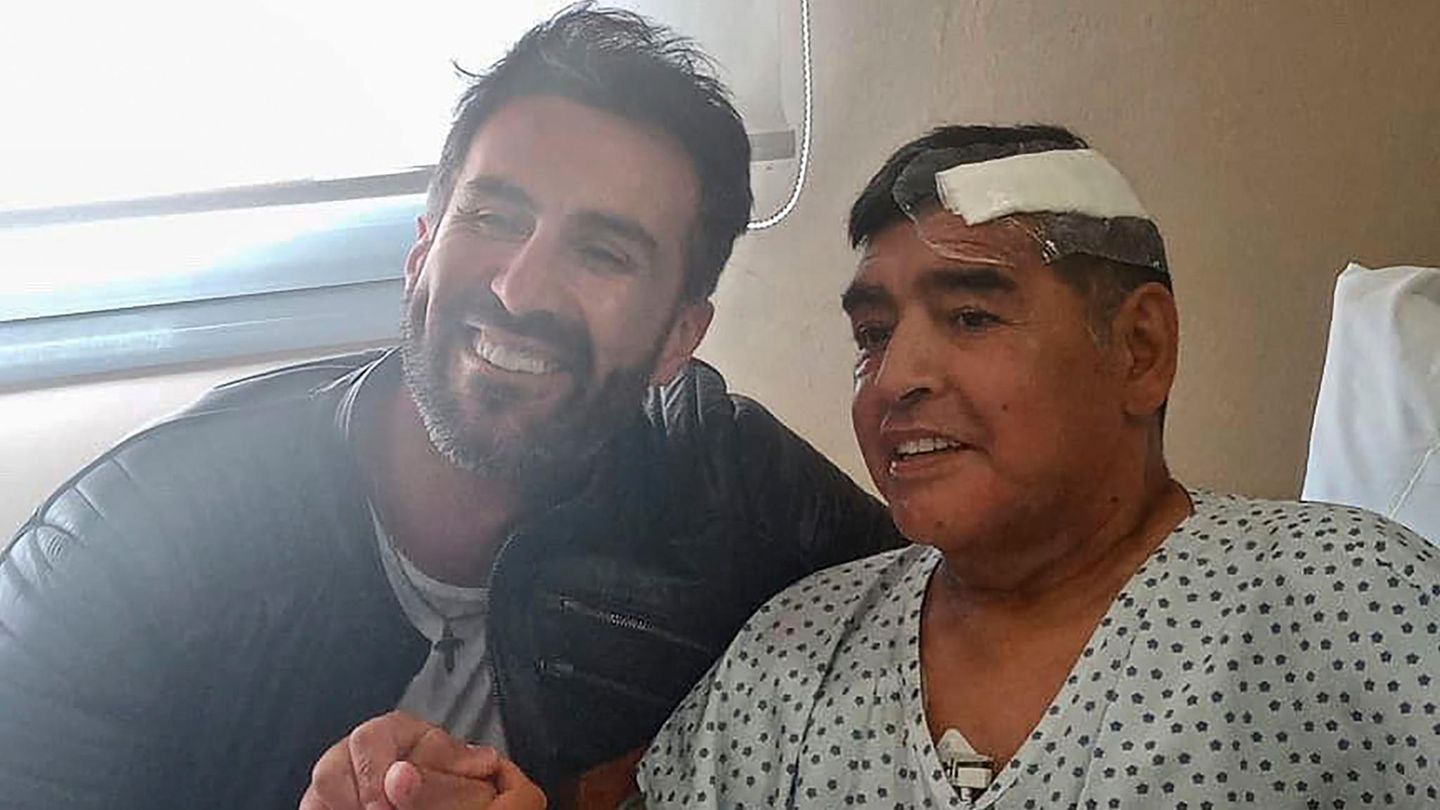 Eines der letzten Bilder des Fußballgottes: Maradona muss wegen eines Gerinnsels im Gehirn operiert werden. Er verlässt das Krankenhaus noch einmal, erldeidet aber in seinem Haus einen Herzinfarkt, den er nicht überlebt. Er wird 60 Jahre alt. 