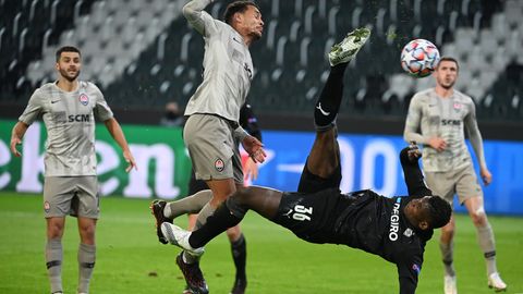 Breel Embolo erzielt per Fallrückzieher ein Tor für Borussia Mönchengladbach